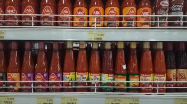 Çeşitli marka biber ve domates sosunu süpermarket raflarında çeşitli fiyatlarla gösterme