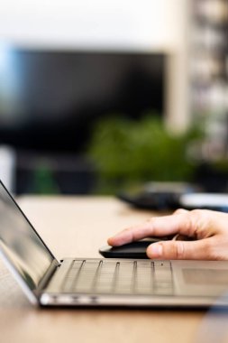 dizüstü bilgisayar, defter, ahşap masa ve bulanık arka plan. Akıllı iş ve dijital göçebeler, ilkbaharda evde dizüstü bilgisayarla çalışıyorlar. İş hayatı dengesi