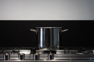 Mutfaktaki bir gaz sobasının üzerindeki çelik tencereyi. Küresel Avrupa doğal gaz arzı sorunu kavramı.