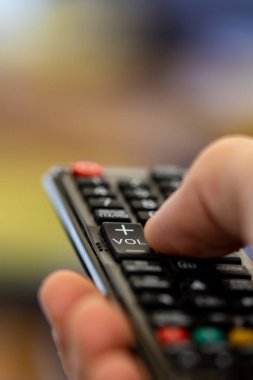 Televizyondaki programları uzaktan kumandayla değiştir. Deli gibi izlemek, akıllı televizyondaki yayın dizisini seçmek. Televizyonda film değiştirmek için uzaktan kumanda