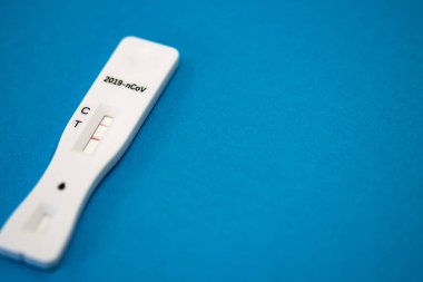 Kapsamlı pozitif test ayrıntıları. SARS-Cov-2 koronavirüs kontrol çubuğunun sonucu pozitif. Covid-19 tükürük testi pozitif işaretleyici etkinleştirildi