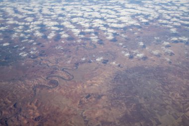 Uluslararası uçuş sırasında uçaktan hava görüntüsü. Uçakla seyahat, yukarıdan manzara ve bulutlar.