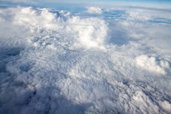 国際線飛行中の航空機からの眺め 飛行機での旅行 上からの風景や雲 — ストック写真