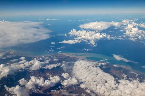 Widok Samolotu Podczas Lotu Międzynarodowego Podróż Samolotem Krajobraz Góry Chmury — Zdjęcie stockowe
