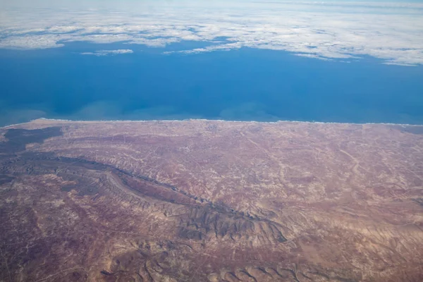 Widok Samolotu Podczas Lotu Międzynarodowego Podróż Samolotem Krajobraz Góry Chmury — Zdjęcie stockowe