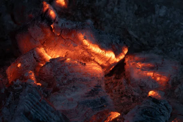 燃烧着色彩艳丽的炉火 用炽热的炉火和灰烬生火 烤肉的背景和篝火中的火焰类似于熔岩和壁炉中燃烧的煤 — 图库照片