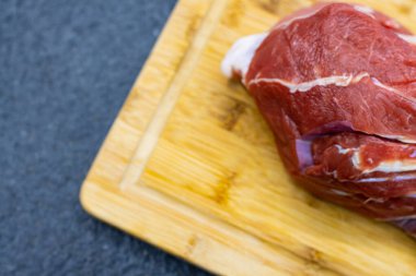 Kesme tahtasındaki çiğ et omzu. Et geleneksel İtalyan yemeği 