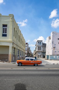 La Havana 'da Malecon evleri ve caddelerde arabalar.