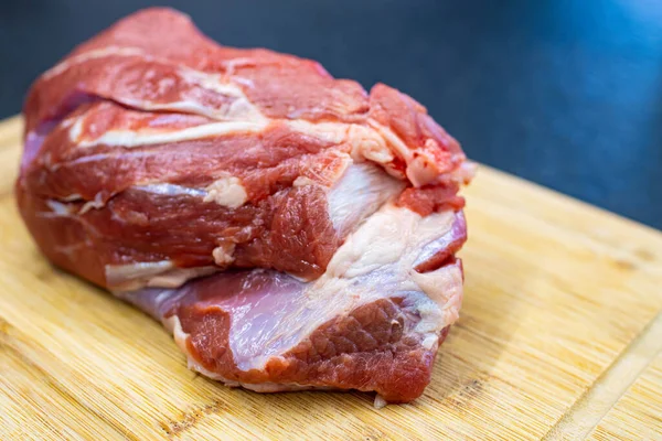 Ombro Carne Crua Uma Tábua Corte Carne Ferver Prato Italiano — Fotografia de Stock