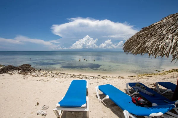 Turistler Küba Cennet Kumsalında Yıkanır Rahatlarlar Kalabalık Olmaz — Stok fotoğraf