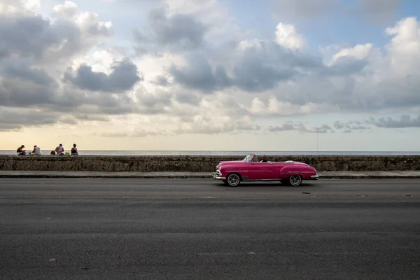 キューバの古いヴィンテージのPing車は ラハバナのマレコンで運転します ウォーターフロントのキューバの観光客 — ストック写真