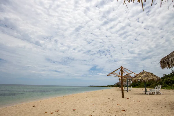 带雨伞的热带海滩 美丽的风景 — 图库照片