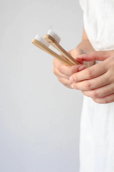Mulher Mão Segurando Escovas Dentes Bambu Conceito Estilo Vida Sustentável — Fotografia de Stock