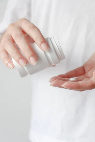 Närbild Kvinnliga Händer Hälla Medicin Tabletter Från Flaskan Hennes Hand Stockbild