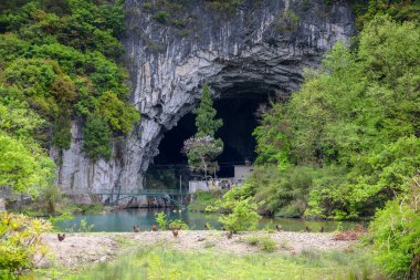 Çin 'in Guizhou kentindeki Pingtang ilçesinin kırsal manzarası dünyanın en büyük tek çanaklı radyo teleskopuna ev sahipliği yapmaktadır..