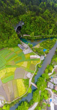 Çin 'in Guizhou kentindeki Pingtang ilçesinin kırsal manzarası dünyanın en büyük tek çanaklı radyo teleskopuna ev sahipliği yapmaktadır..