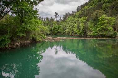 Çin 'in Guizhou kentindeki Pingtang ilçesinin kırsal manzarası dünyanın en büyük tek çanaklı radyo teleskopuna ev sahipliği yapmaktadır..
