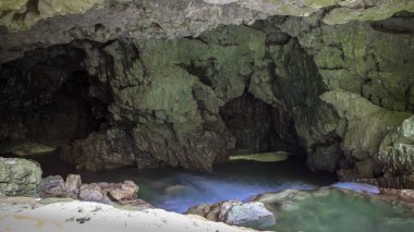 Çin 'in Guizhou kentindeki Pingtang ilçesinin kırsal manzarası dünyanın en büyük tek çanaklı radyo teleskopuna ev sahipliği yapmaktadır..