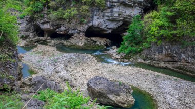Çin 'in Guizhou kentindeki Pingtang ilçesinin kırsal manzarası dünyanın en büyük tek çanaklı radyo teleskopuna ev sahipliği yapmaktadır..