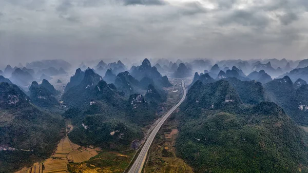 Çin 'in Guangxi bölgesindeki karayolları, pınarlar ve nehirler..