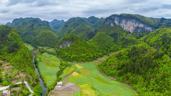 中国贵州平塘县的乡村风景是世界上最大的单盘射电望远镜的发源地 — 图库照片