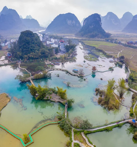 Αυτοκινητόδρομοι Πηγές Και Ποτάμια Στην Karst Ορεινή Περιοχή Guangxi Κίνα Εικόνα Αρχείου