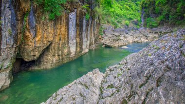 Çin 'in Guizhou kentindeki Pingtang ilçesinin kırsal manzarası dünyanın en büyük tek çanaklı radyo teleskopuna ev sahipliği yapmaktadır..