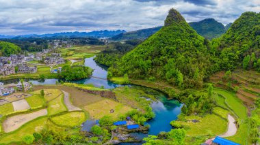 Çin 'in Guizhou kentindeki Pingtang ilçesinin kırsal manzarası dünyanın en büyük tek çanaklı radyo teleskopuna ev sahipliği yapmaktadır..