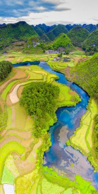 Çin 'in Guizhou kentindeki Pingtang ilçesinin kırsal manzarası dünyanın en büyük tek çanaklı radyo teleskopuna ev sahipliği yapmaktadır..