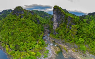 Çin 'in Guizhou kentindeki Pingtang ilçesinin kırsal manzarası dünyanın en büyük tek çanaklı radyo teleskopuna ev sahipliği yapmaktadır..