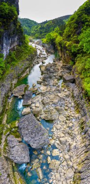 Çin 'in Guizhou kentindeki Pingtang ilçesinin kırsal manzarası dünyanın en büyük tek çanaklı radyo teleskopuna ev sahipliği yapmaktadır..
