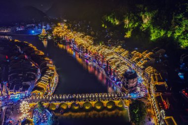 Qiandongnan Bölgesi, Guizhou, Çin 'deki Zhenyuan antik kasabasının gece görüşü.