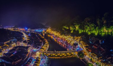 Qiandongnan Bölgesi, Guizhou, Çin 'deki Zhenyuan antik kasabasının gece görüşü.