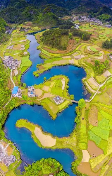 Çin 'in Guizhou kentindeki Pingtang ilçesinin kırsal manzarası dünyanın en büyük tek çanaklı radyo teleskopuna ev sahipliği yapmaktadır..