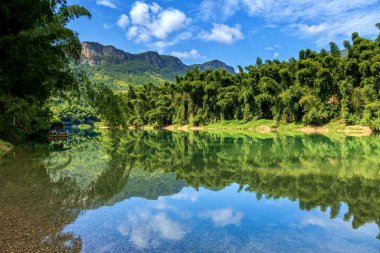 Çin 'in Guizhou kentindeki Pingtang ilçesinin kırsal manzarası dünyanın en büyük tek çanaklı radyo teleskopuna ev sahipliği yapmaktadır..