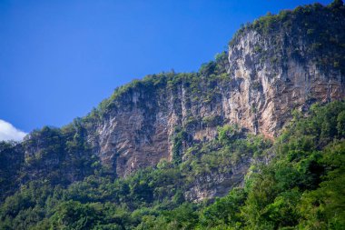 Çin 'in Guizhou kentindeki Pingtang ilçesinin kırsal manzarası dünyanın en büyük tek çanaklı radyo teleskopuna ev sahipliği yapmaktadır..