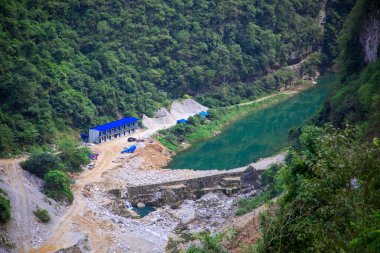 Çin 'in Guizhou kentindeki Pingtang ilçesinin kırsal manzarası dünyanın en büyük tek çanaklı radyo teleskopuna ev sahipliği yapmaktadır..