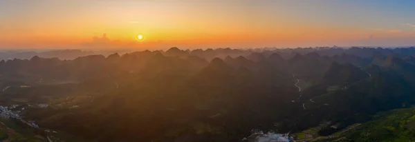 Çin 'in Guizhou kentindeki Pingtang ilçesinin kırsal manzarası dünyanın en büyük tek çanaklı radyo teleskopuna ev sahipliği yapmaktadır..