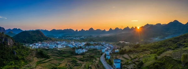 中国贵州平塘县的乡村风景是世界上最大的单盘射电望远镜的发源地 — 图库照片