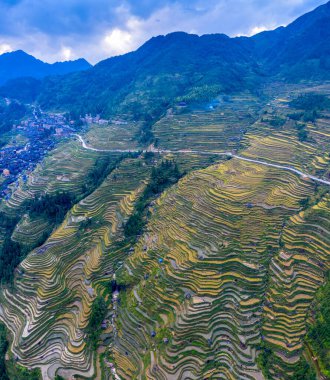 Jiabang Terrace Fields, Jiang County, Guizhou, Çin 'de bir misafir evinin manzarası..