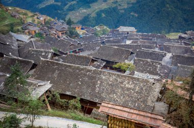 Jiabang Terrace Fields, Jiang County, Guizhou, Çin 'de bir misafir evinin manzarası..