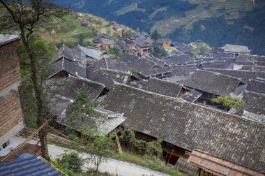 Jiabang Terrace Fields, Jiang County, Guizhou, Çin 'de bir misafir evinin manzarası..