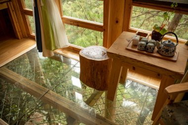 Jiabang Terrace Fields, Jiang County, Guizhou, Çin 'de bir misafir evinin manzarası..