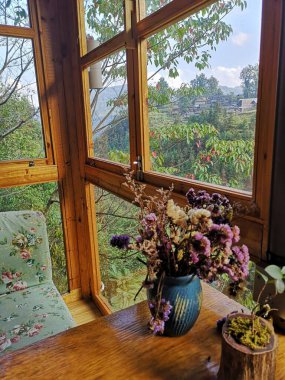 Jiabang Terrace Fields, Jiang County, Guizhou, Çin 'de bir misafir evinin manzarası..