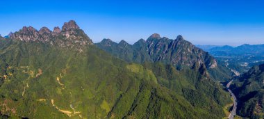 Hechi City, Guangxi 'deki karikatür manzarası..