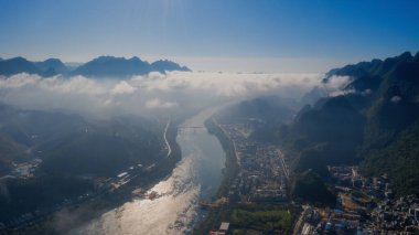 Hongshui Nehri, Guangxi 'deki Tian' e County ile Guizhou 'daki Luodian County arasındaki güzel manzarasıyla bilinen İnci Nehri' ndeki Xi Nehri 'nin üst kısımlarıdır..