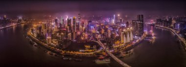 Çin 'deki bir dağ şehri olan Chongqing' in alacakaranlık ve gece manzarası..