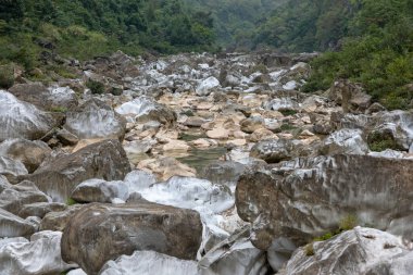 Çin 'in Guizhou kentindeki Pingtang ilçesinin kırsal manzarası dünyanın en büyük tek çanaklı radyo teleskopuna ev sahipliği yapmaktadır..