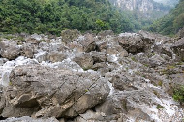 Çin 'in Guizhou kentindeki Pingtang ilçesinin kırsal manzarası dünyanın en büyük tek çanaklı radyo teleskopuna ev sahipliği yapmaktadır..