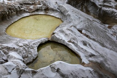 Çin 'in Guizhou kentindeki Pingtang ilçesinin kırsal manzarası dünyanın en büyük tek çanaklı radyo teleskopuna ev sahipliği yapmaktadır..